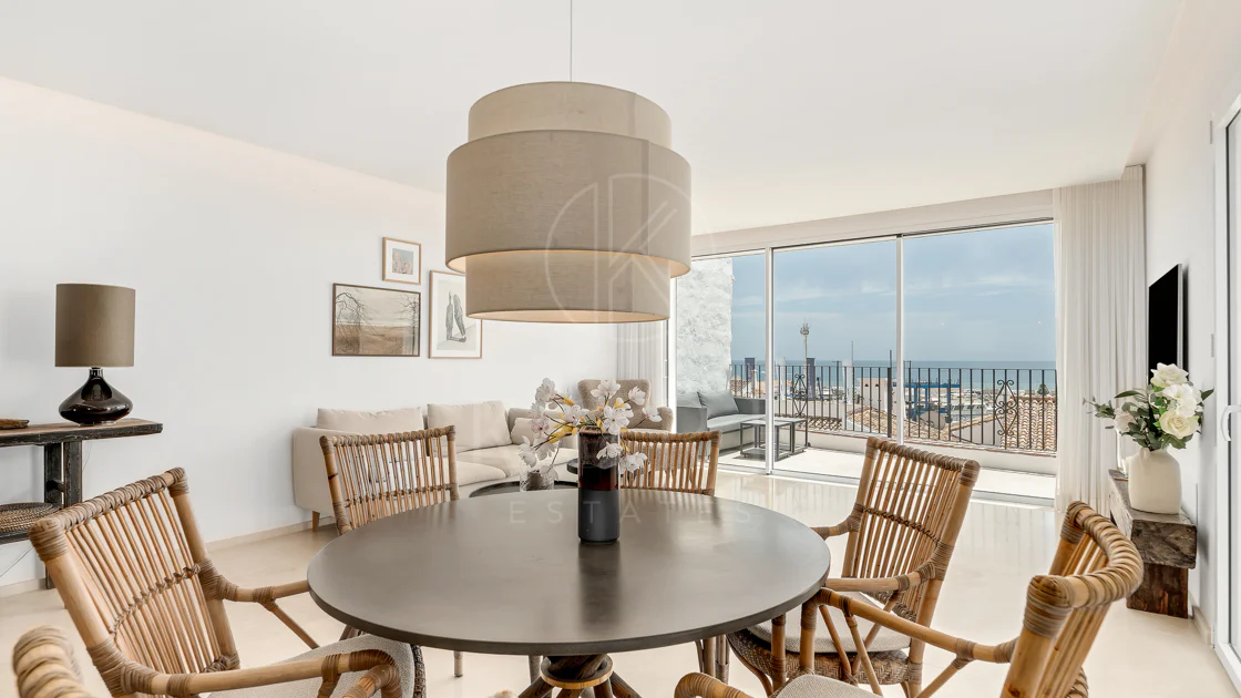 Un apartament luxos cu design contemporan situat în faimoasa marină din Puerto Banus