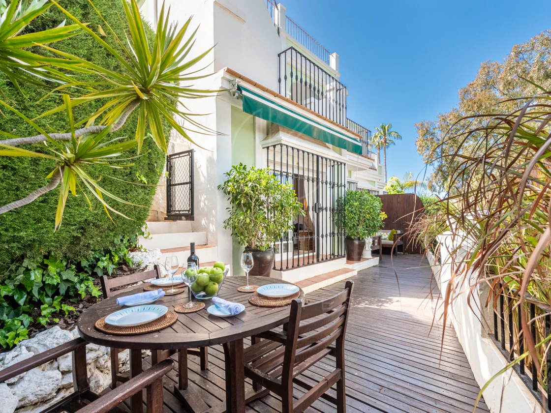 O casă tip townhouse confortabilă cu 2 dormitoare situată în renumitul Aloha Pueblo, Nueva Andalucía.