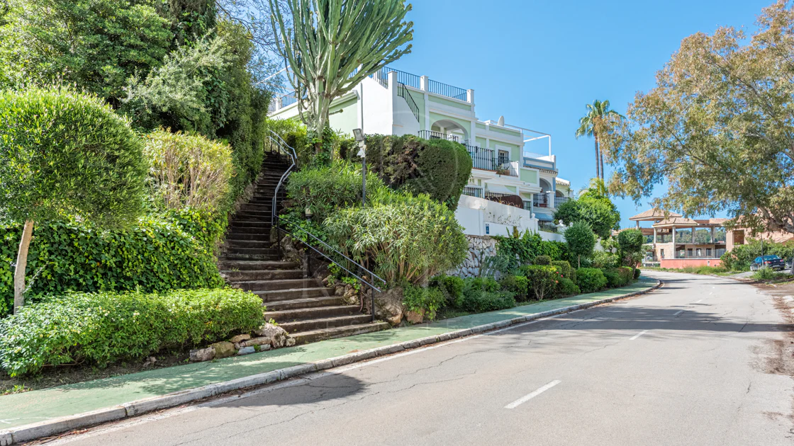 A cozy 2 bedroom townhouse located in a famous Aloha Pueblo, Nueva Andalucia.