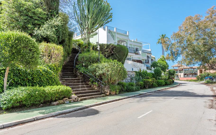 A cozy 2 bedroom townhouse located in a famous Aloha Pueblo, Nueva Andalucia.