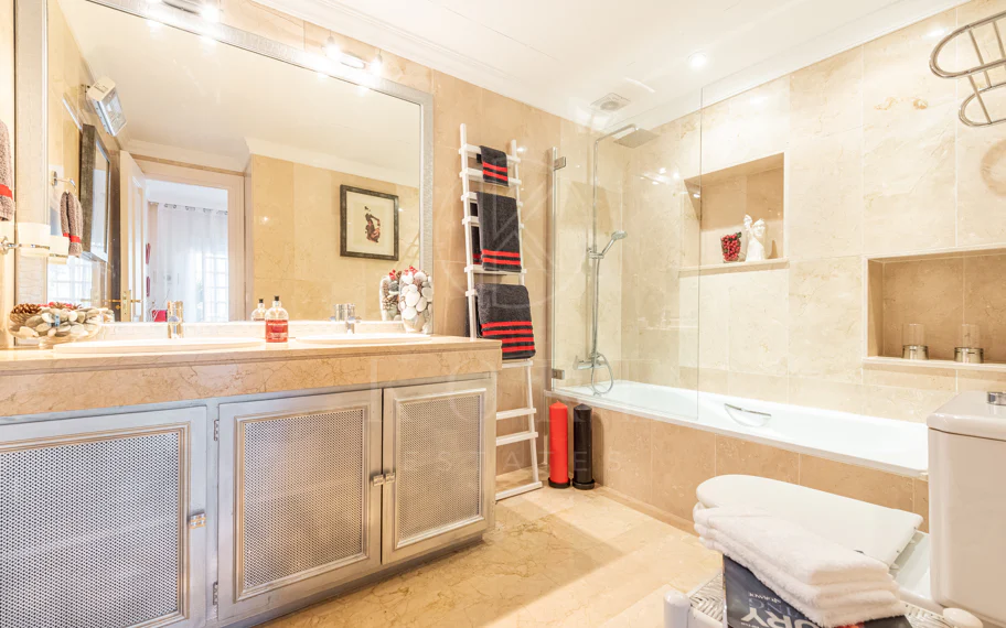 A cozy 2 bedroom townhouse located in a famous Aloha Pueblo, Nueva Andalucia.