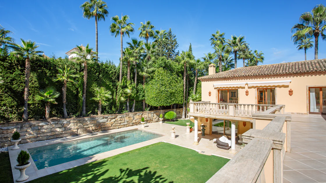 ESPECTACULAR VILLA DE LUJO DE 5 DORMITORIOS UBICADA EN NUEVA ANDALUCÍA