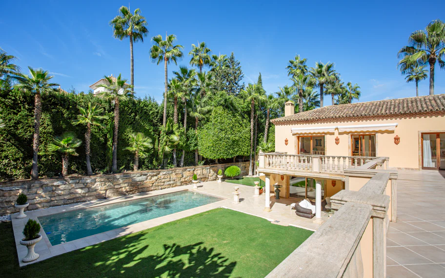 SPECTACULAR 5-BEDROOM LUXURY VILLA LOCATED IN NUEVA ANDALUCIA