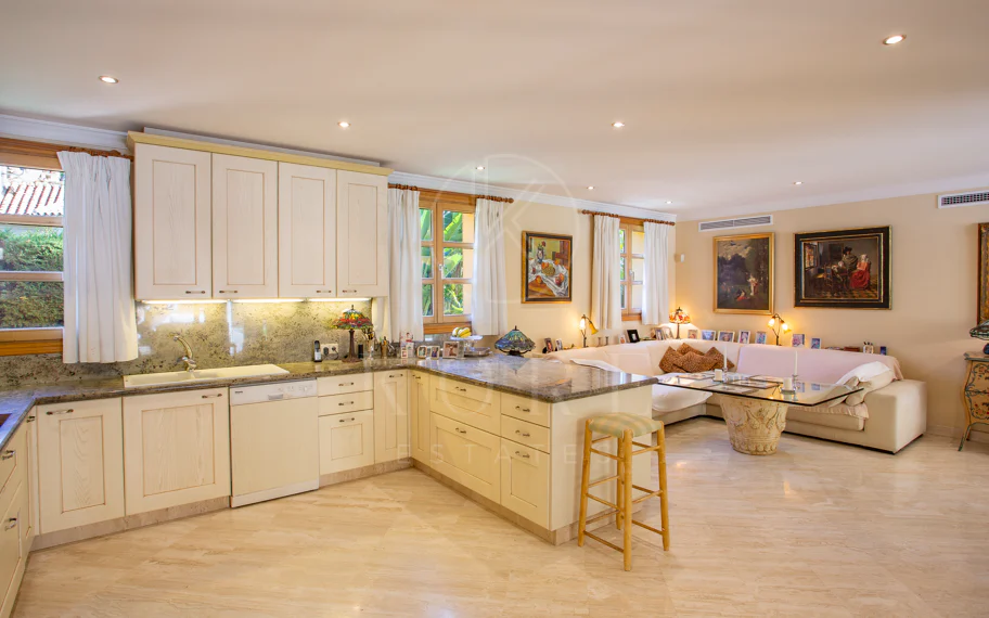 SPECTACULAR 5-BEDROOM LUXURY VILLA LOCATED IN NUEVA ANDALUCIA