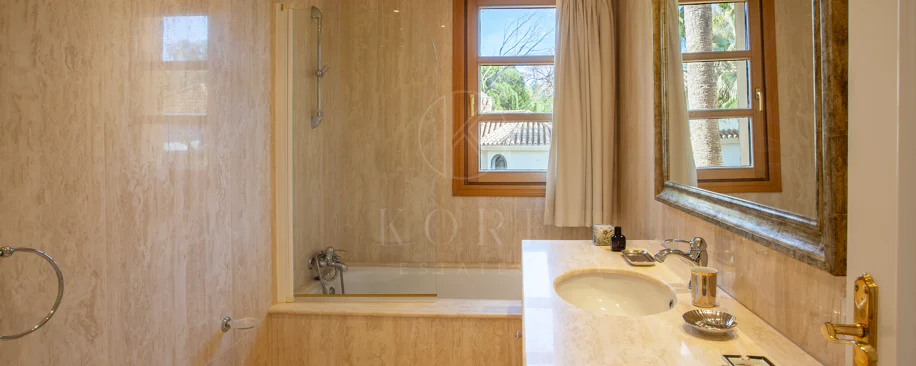 ESPECTACULAR VILLA DE LUJO DE 5 DORMITORIOS UBICADA EN NUEVA ANDALUCÍA