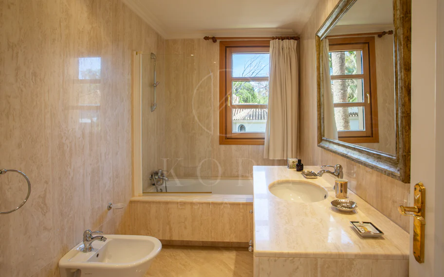 SPECTACULAR 5-BEDROOM LUXURY VILLA LOCATED IN NUEVA ANDALUCIA