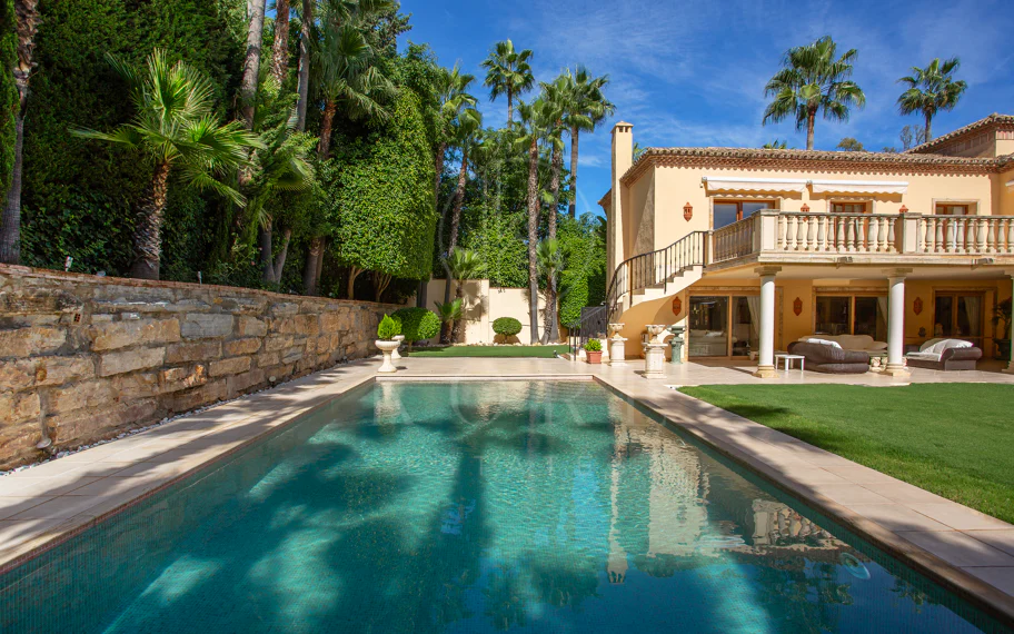 SPECTACULAR 5-BEDROOM LUXURY VILLA LOCATED IN NUEVA ANDALUCIA