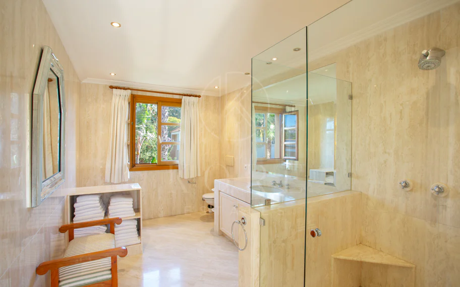 SPECTACULAR 5-BEDROOM LUXURY VILLA LOCATED IN NUEVA ANDALUCIA