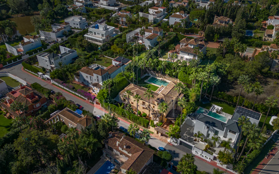 SPECTACULAR 5-BEDROOM LUXURY VILLA LOCATED IN NUEVA ANDALUCIA