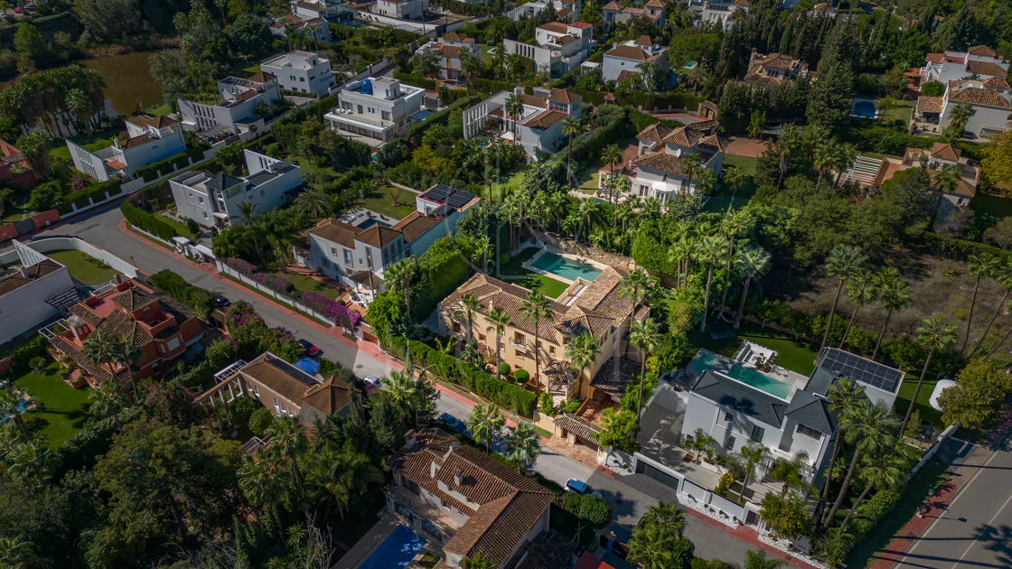 ESPECTACULAR VILLA DE LUJO DE 5 DORMITORIOS UBICADA EN NUEVA ANDALUCÍA
