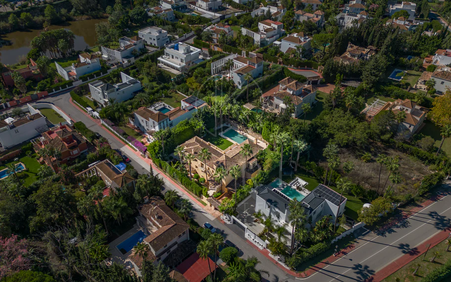 SPECTACULAR 5-BEDROOM LUXURY VILLA LOCATED IN NUEVA ANDALUCIA