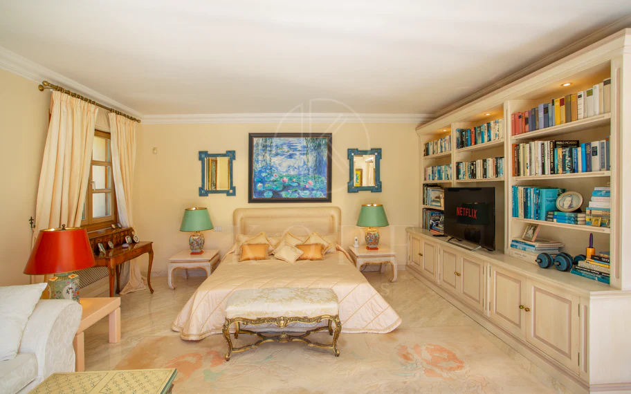 SPECTACULAR 5-BEDROOM LUXURY VILLA LOCATED IN NUEVA ANDALUCIA