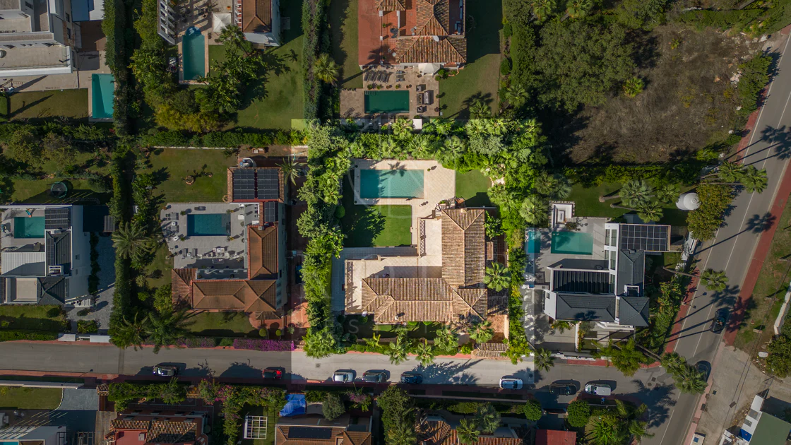 ESPECTACULAR VILLA DE LUJO DE 5 DORMITORIOS UBICADA EN NUEVA ANDALUCÍA
