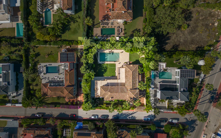 SPECTACULAR 5-BEDROOM LUXURY VILLA LOCATED IN NUEVA ANDALUCIA