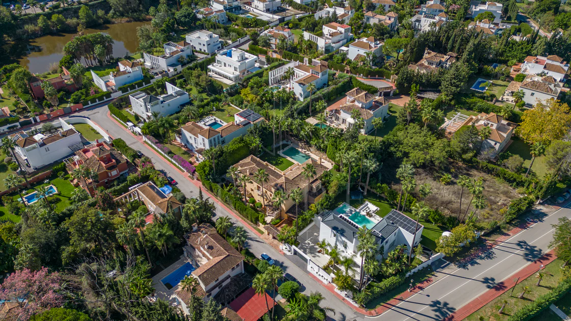 ESPECTACULAR VILLA DE LUJO DE 5 DORMITORIOS UBICADA EN NUEVA ANDALUCÍA