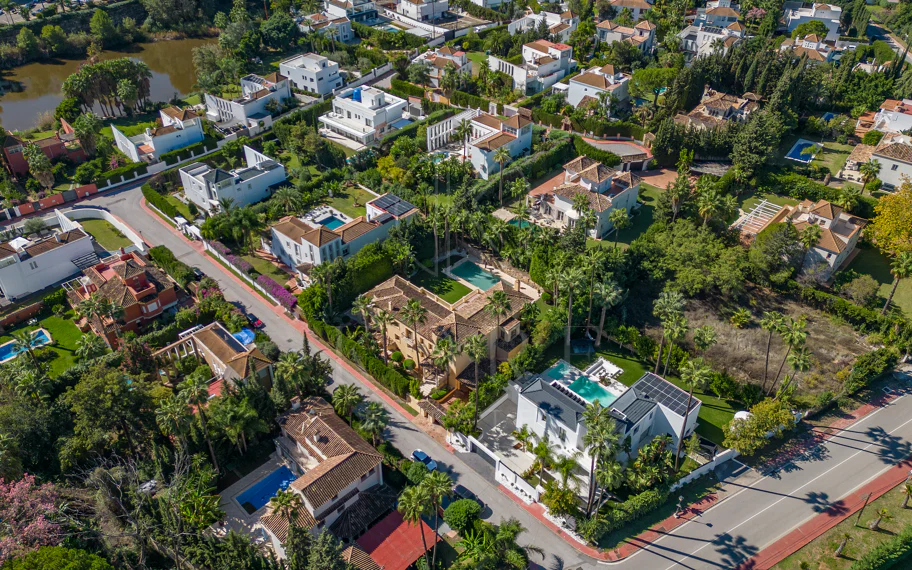 SPECTACULAR 5-BEDROOM LUXURY VILLA LOCATED IN NUEVA ANDALUCIA