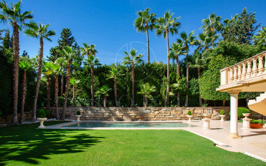 SPECTACULAR 5-BEDROOM LUXURY VILLA LOCATED IN NUEVA ANDALUCIA