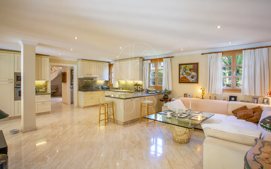 SPECTACULAR 5-BEDROOM LUXURY VILLA LOCATED IN NUEVA ANDALUCIA