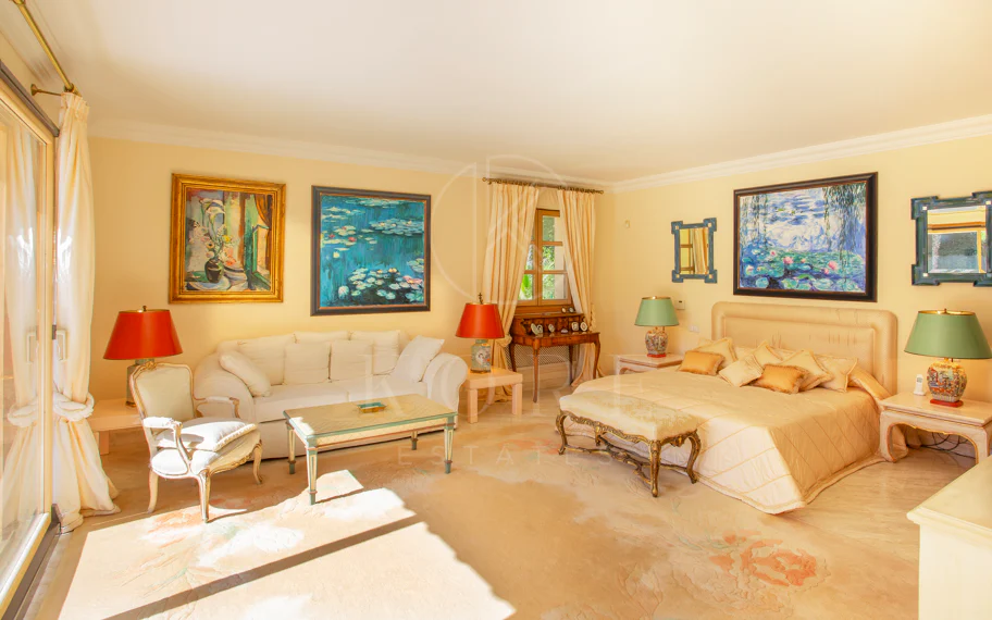 SPECTACULAR 5-BEDROOM LUXURY VILLA LOCATED IN NUEVA ANDALUCIA