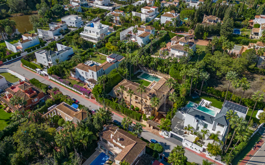 SPECTACULAR 5-BEDROOM LUXURY VILLA LOCATED IN NUEVA ANDALUCIA