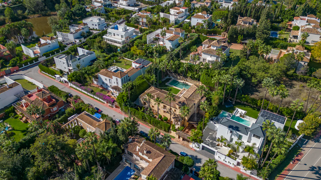 ESPECTACULAR VILLA DE LUJO DE 5 DORMITORIOS UBICADA EN NUEVA ANDALUCÍA