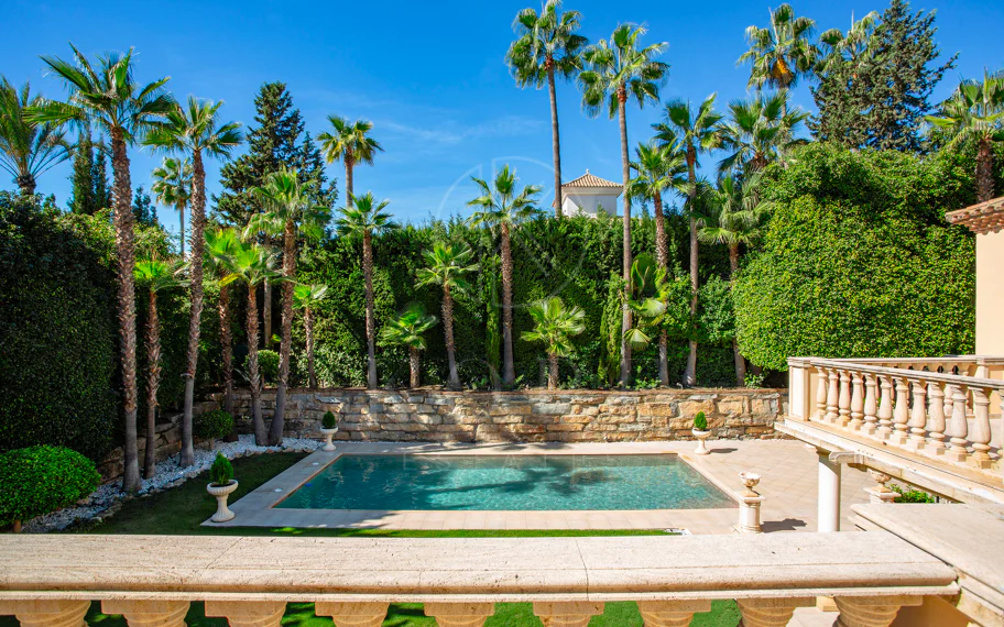 SPECTACULAR 5-BEDROOM LUXURY VILLA LOCATED IN NUEVA ANDALUCIA