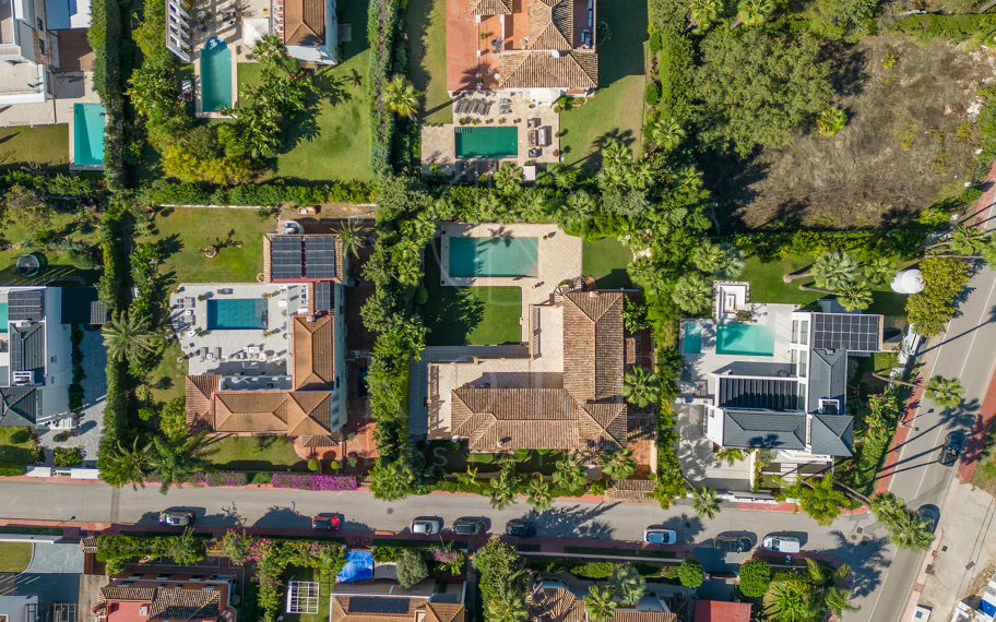 SPECTACULAR 5-BEDROOM LUXURY VILLA LOCATED IN NUEVA ANDALUCIA