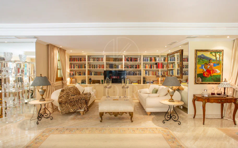 SPECTACULAR 5-BEDROOM LUXURY VILLA LOCATED IN NUEVA ANDALUCIA
