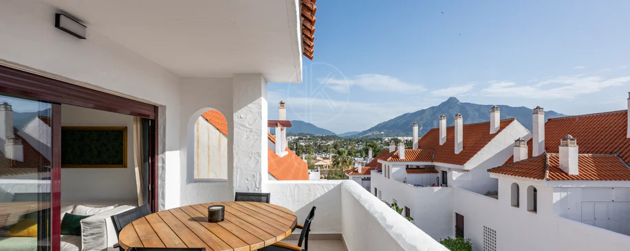 Apartament superb renovat cu trei dormitoare, orientat spre est, situat în unul dintre cele mai dorite complexe din Nueva Andalucia, La Maestranza.