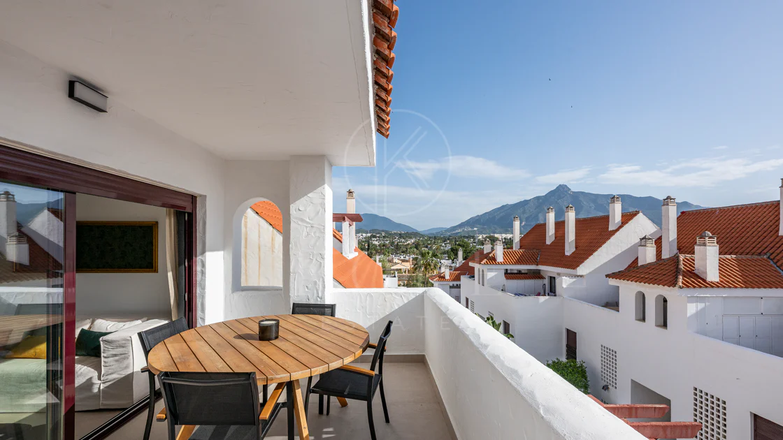 Apartament superb renovat cu trei dormitoare, orientat spre est, situat în unul dintre cele mai dorite complexe din Nueva Andalucia, La Maestranza.