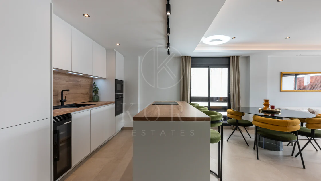 Apartament superb renovat cu trei dormitoare, orientat spre est, situat în unul dintre cele mai dorite complexe din Nueva Andalucia, La Maestranza.