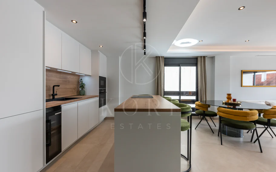 Beautifully renovated three-bedroom, east facing apartment, located in one of the most desirable complexes in Nueva Andalucia, La Maestranza.