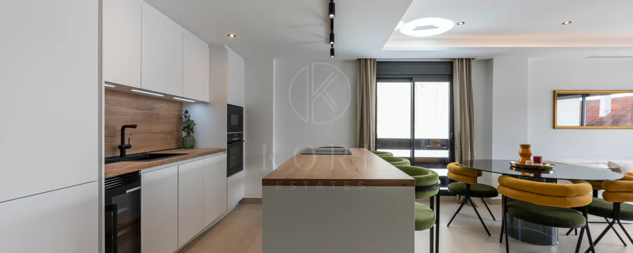 Apartament superb renovat cu trei dormitoare, orientat spre est, situat în unul dintre cele mai dorite complexe din Nueva Andalucia, La Maestranza.