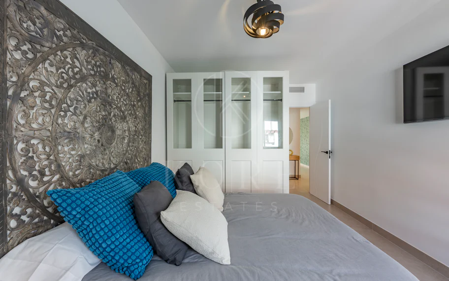 Beautifully renovated three-bedroom, east facing apartment, located in one of the most desirable complexes in Nueva Andalucia, La Maestranza.