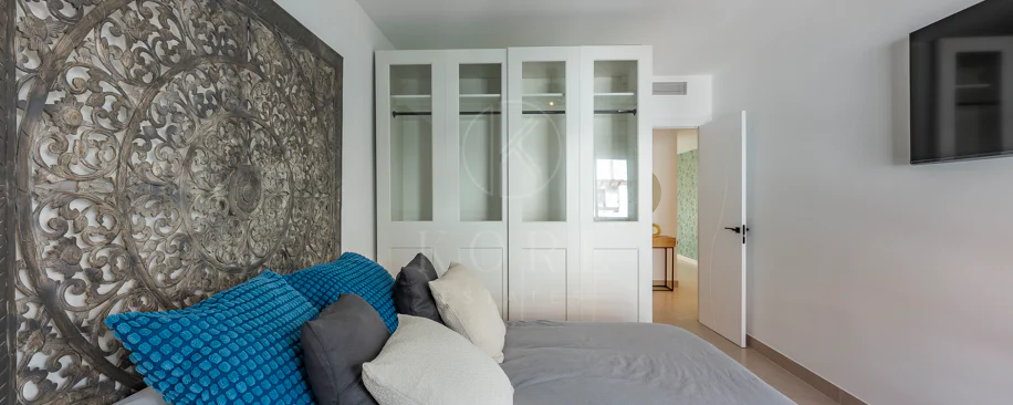 Apartament superb renovat cu trei dormitoare, orientat spre est, situat în unul dintre cele mai dorite complexe din Nueva Andalucia, La Maestranza.