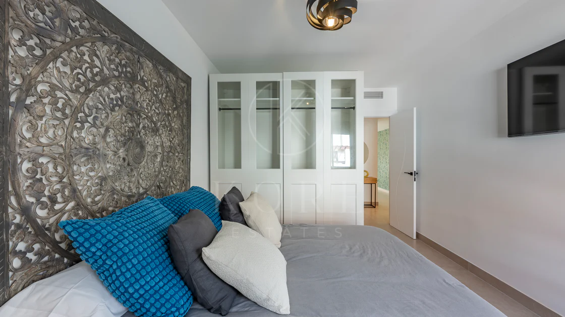 Apartament superb renovat cu trei dormitoare, orientat spre est, situat în unul dintre cele mai dorite complexe din Nueva Andalucia, La Maestranza.