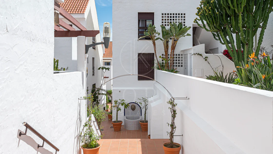 Apartament superb renovat cu trei dormitoare, orientat spre est, situat în unul dintre cele mai dorite complexe din Nueva Andalucia, La Maestranza.