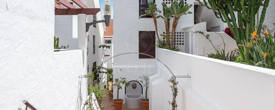 Apartament superb renovat cu trei dormitoare, orientat spre est, situat în unul dintre cele mai dorite complexe din Nueva Andalucia, La Maestranza.