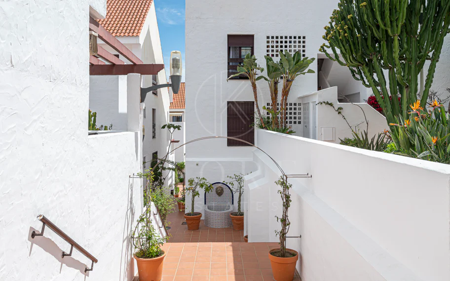 Beautifully renovated three-bedroom, east facing apartment, located in one of the most desirable complexes in Nueva Andalucia, La Maestranza.