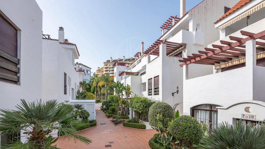 Apartament superb renovat cu trei dormitoare, orientat spre est, situat în unul dintre cele mai dorite complexe din Nueva Andalucia, La Maestranza.