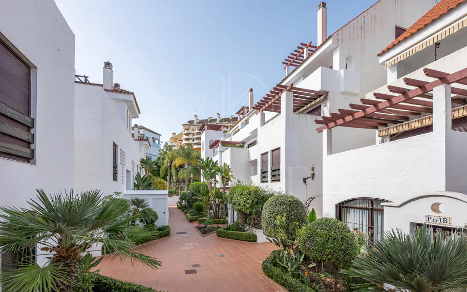 Beautifully renovated three-bedroom, east facing apartment, located in one of the most desirable complexes in Nueva Andalucia, La Maestranza.