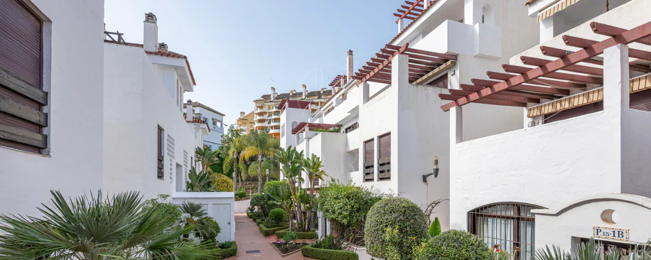 Apartament superb renovat cu trei dormitoare, orientat spre est, situat în unul dintre cele mai dorite complexe din Nueva Andalucia, La Maestranza.