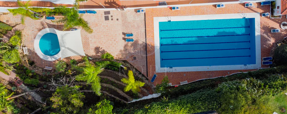 Apartament superb renovat cu trei dormitoare, orientat spre est, situat în unul dintre cele mai dorite complexe din Nueva Andalucia, La Maestranza.