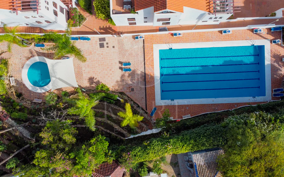 Beautifully renovated three-bedroom, east facing apartment, located in one of the most desirable complexes in Nueva Andalucia, La Maestranza.