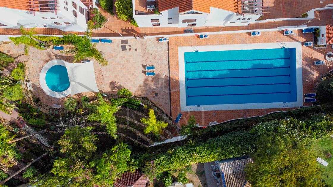 Apartament superb renovat cu trei dormitoare, orientat spre est, situat în unul dintre cele mai dorite complexe din Nueva Andalucia, La Maestranza.