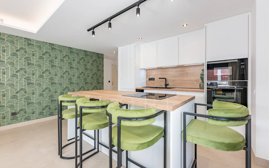 Beautifully renovated three-bedroom, east facing apartment, located in one of the most desirable complexes in Nueva Andalucia, La Maestranza.