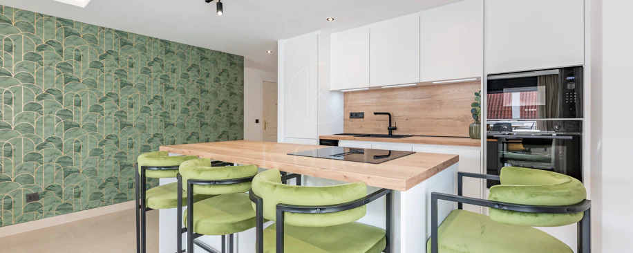 Apartament superb renovat cu trei dormitoare, orientat spre est, situat în unul dintre cele mai dorite complexe din Nueva Andalucia, La Maestranza.