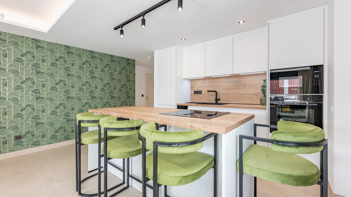Apartament superb renovat cu trei dormitoare, orientat spre est, situat în unul dintre cele mai dorite complexe din Nueva Andalucia, La Maestranza.