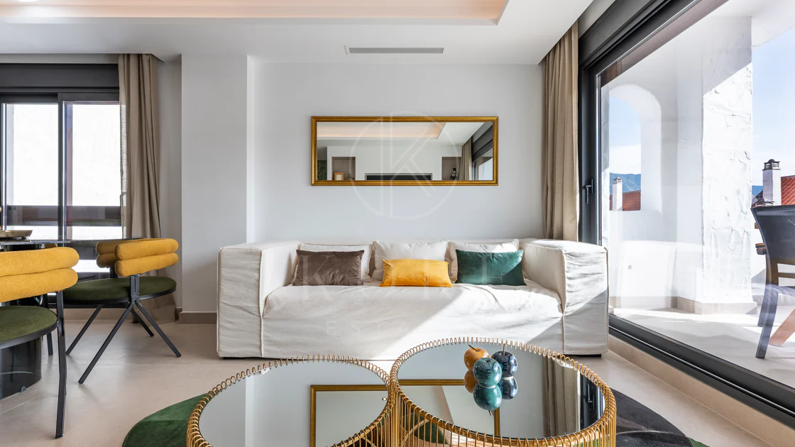 Apartament superb renovat cu trei dormitoare, orientat spre est, situat în unul dintre cele mai dorite complexe din Nueva Andalucia, La Maestranza.