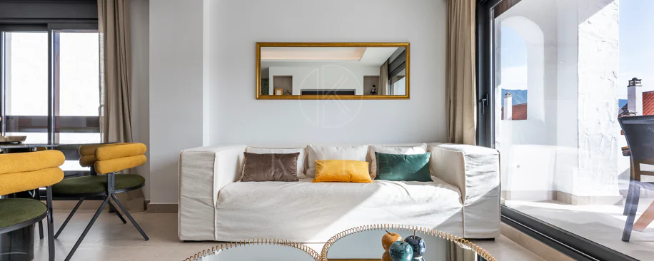 Apartament superb renovat cu trei dormitoare, orientat spre est, situat în unul dintre cele mai dorite complexe din Nueva Andalucia, La Maestranza.